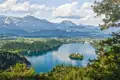 Panorama des Bleder Sees mit der Inselkirche Mariä Himmelfahrt und den Julischen Alpen im Hintergrund.