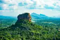 Der majestätische Sigiriya Felsen, eine alte Felsenfestung in Sri Lanka, erhebt sich über dem umliegenden Dschungel.