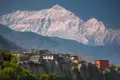 Traditionelles nepalesisches Dorf mit Blick auf die Himalaya-Berge.