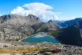 Panoramablick auf den Cúber-Stausee und die umliegende Berglandschaft der Tramuntana.