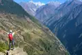 Wanderer genießt den Ausblick auf ein Himalaya-Tal.