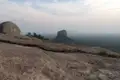 Panoramablick vom Pidurangala Rock auf den historischen Sigiriya Felsen.