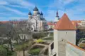 Alexander-Newski-Kathedrale und Stadtmauer in Tallinn.