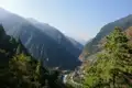 Talblick im Himalaya mit Fluss und Dorf.