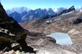 Panoramablick auf einen gefrorenen Bergsee im Himalaya-Gebirge.
