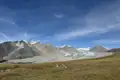 Panoramablick auf einen Gletscher und schneebedeckte Berge.