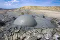 Schlammkuppel eines aktiven Schlammvulkans.