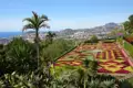 Blumenbeete im Botanischen Garten mit Blick auf Funchal.