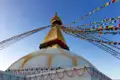 Boudhanath Stupa mit Gebetsfahnen im Wind.