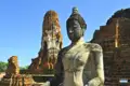 Historische Stätte von Ayutthaya: Buddha-Statue und Tempelruine