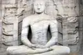 Historische Buddhastatue aus Stein in der Felstempelanlage Gal Vihara in Polonnaruwa.