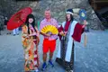 Tourist trifft auf japanische Kultur: Foto mit Personen in Kimono und Samurai-Kostüm.