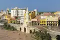 Blick auf die Altstadt von Cartagena mit ihren farbenfrohen Gebäuden und dem historischen Stadttor.