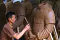 Herstellung einer Terrakotta-Figur: Ein Künstler arbeitet an den Details der Rüstung.