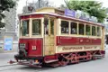 Historische Straßenbahn Nr. 11 der Christchurch Tramway Ltd. auf einer City Tour, Werbung für die Botanischen Gärten.