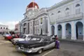 Oldtimer vor historischem Gebäude in Kuba