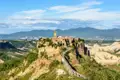 Das historische Dorf Civita di Bagnoregio, erreichbar über eine lange Fußgängerbrücke, liegt auf einem Tuffsteinhügel und bietet eine beeindruckende Aussicht.