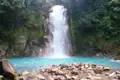 Wasserfall mit türkisfarbenem Becken