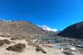 Blick auf ein Bergdorf im Himalaya, möglicherweise auf dem Weg zum Mount Everest.