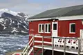 Das Gebäude "Utili Aapalarttoo" an der Küste mit Blick auf die eisbedeckte Landschaft.