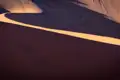 Abstrakte Ansicht von Sanddünen mit Licht und Schatten.