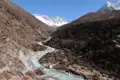 Himalaya-Flusslandschaft mit schneebedeckten Bergen