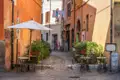 Eine typische römische Gasse mit Cafés im Freien.