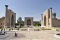 Blick auf den Registan-Platz in Samarkand mit den drei Medresen Ulugh-Beg, Tilya-Kori und Sher-Dor.