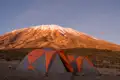Campingplatz am Kilimandscharo mit Blick auf den Gipfel.