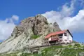 Das Rifugio Auronzo, eine Berghütte in den Dolomiten, liegt direkt unter den majestätischen Drei Zinnen.