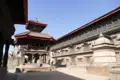 Detailreiche Ansicht der traditionellen nepalesischen Architektur, die die kunstvollen Holzschnitzereien und die einzigartige Bauweise von Tempeln und Gebäuden in Kathmandu zeigt.