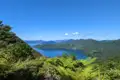 Panorama der Marlborough Sounds mit Blick auf das Wasser und die bewaldeten Hügel.