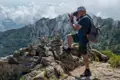 Wanderer fotografiert Bergpanorama