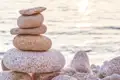 Aufeinander gestapelte Steine am Strand.
