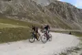 Mountainbiker auf einem Bergpfad.