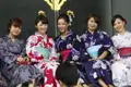 Frauen in traditionellen japanischen Yukatas.