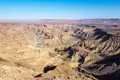 Weitläufiger Blick über den Fish River Canyon, der die beeindruckende Tiefe und die zerklüftete Landschaft zeigt.