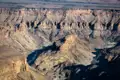 Weitläufiger Blick auf den Fish River Canyon mit seinen charakteristischen Felsformationen.