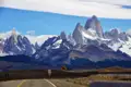 Fahrt auf einer Straße mit dem Fitz Roy Massiv im Hintergrund.