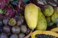 Auslage mit frischen Papayas, Passionsfrüchten und Drachenfrüchten auf einem lokalen Markt.
