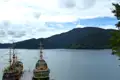Zwei Piratenschiffe am Steg mit Blick auf den See und die Berge.