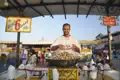 Straßenhändler mit einer Schüssel voller Schnecken auf dem Djemaa el Fna, Marrakesch.