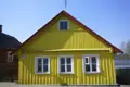 Gelbes Holzhaus mit der Nummer 46.