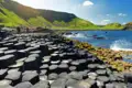 Sechseckige Basaltsäulen des Giant's Causeway mit Blick auf die Küste.