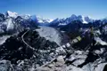 Gebetsfahnen wehen im Wind an einem Aussichtspunkt über einem Gletscher im Himalaya.