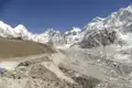 Basislager in der Himalaya-Region mit Blick auf die schneebedeckten Gipfel.