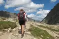Wanderer auf einem Bergpfad.