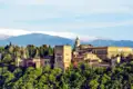Panoramablick auf die Alhambra in Granada mit der Sierra Nevada im Hintergrund.
