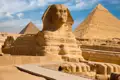 Die Große Sphinx und die Pyramiden von Gizeh, Wahrzeichen des alten Ägyptens.
