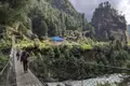 Wanderer auf einer Hängebrücke im Himalaya, Teil des Wanderweges.